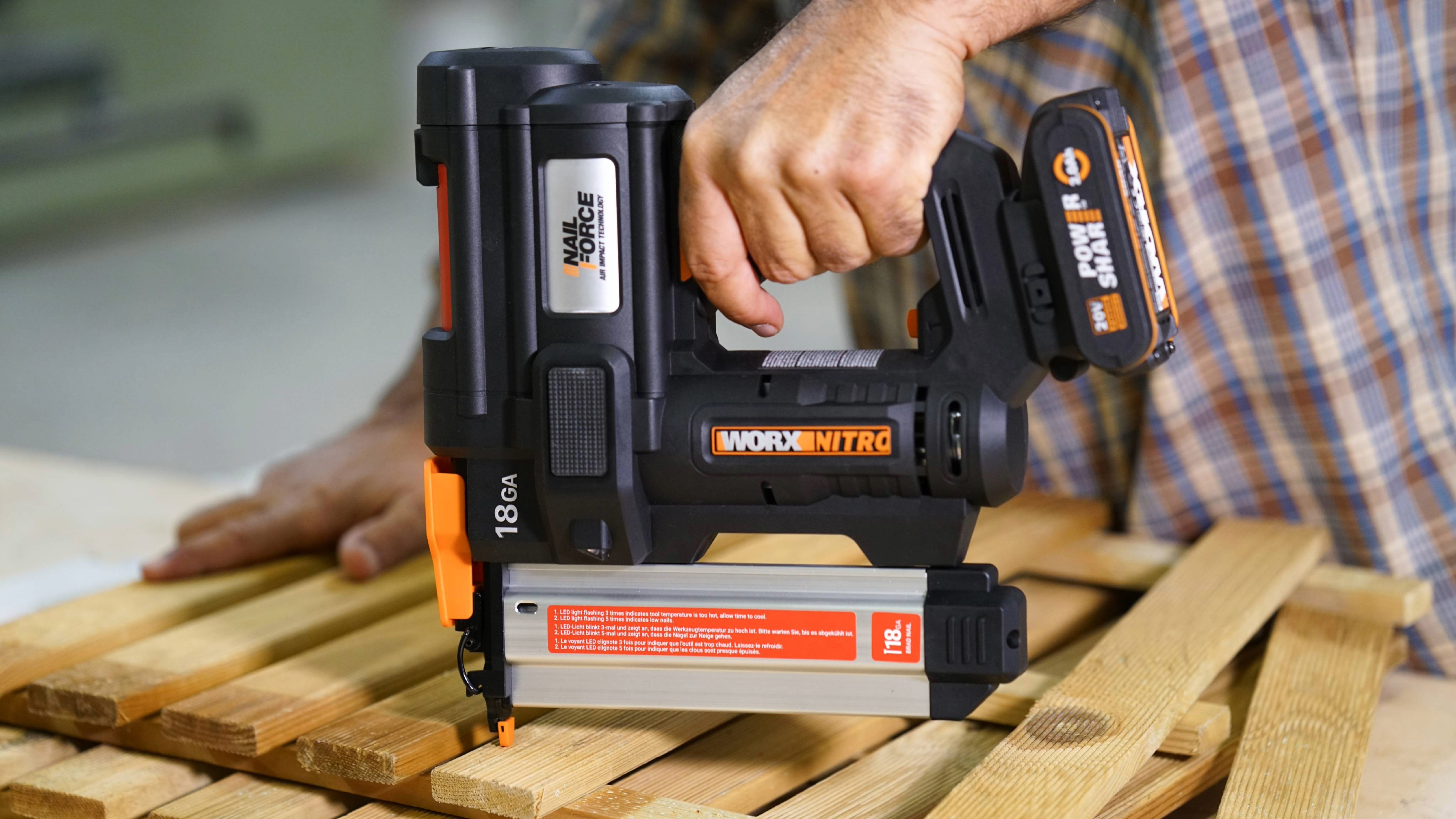 Worx WX842.9 - Clavadora de corona NITRO 20V (S/bat)